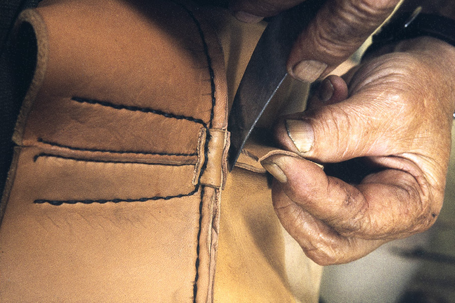 39_2282_103_netti The excess leather cut from behind the heel, 1982. Photo: Kari Jämsén / KUHMU