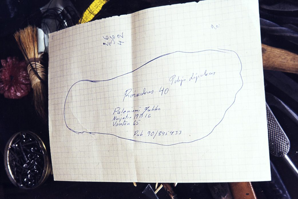 3_2282_014_valmis_netti Мерка, снятая сапожником Вихтори Хейккиненом, для шитья сапога, 1982. Снимок: Кари Ямсен / КУХМУ