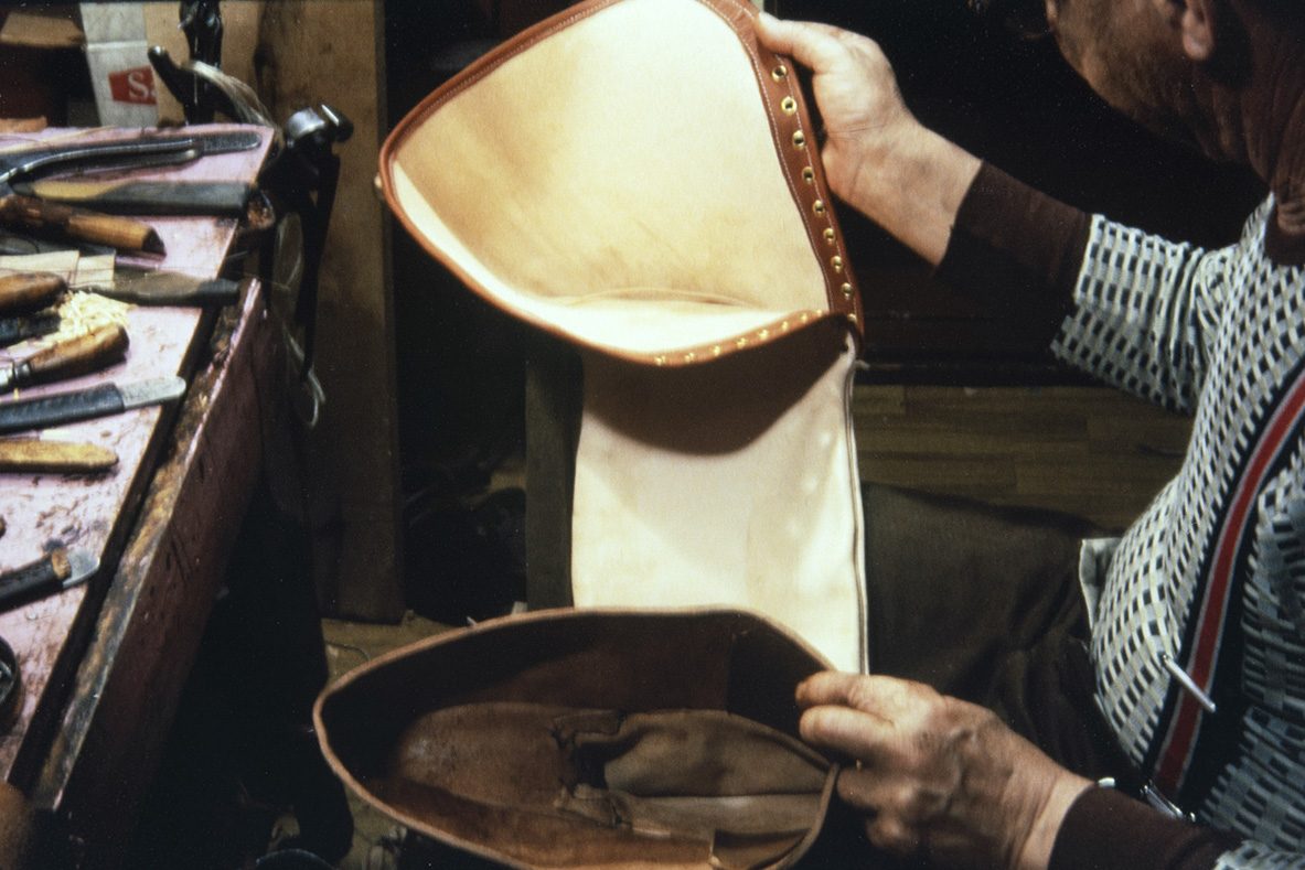 40_5000_0064_valmis_netti Сапог ”лапикас” после сшивания деталей, 1978. Нет только подошвы! Снимок: Юха Миеттинен / КУХМУ