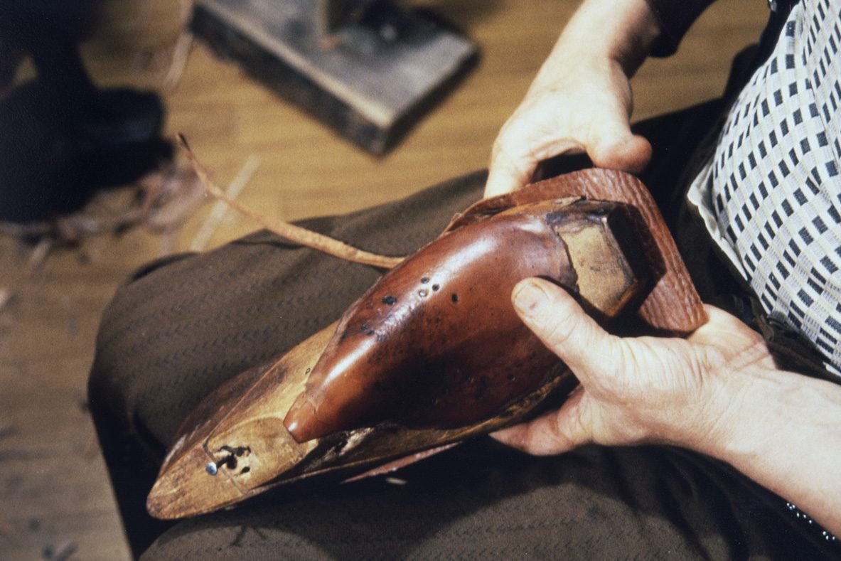 42_5000_0067_valmis_netti The edges of the insole are cut to the last size, 1978. Photo: Juha Miettinen / KUHMU