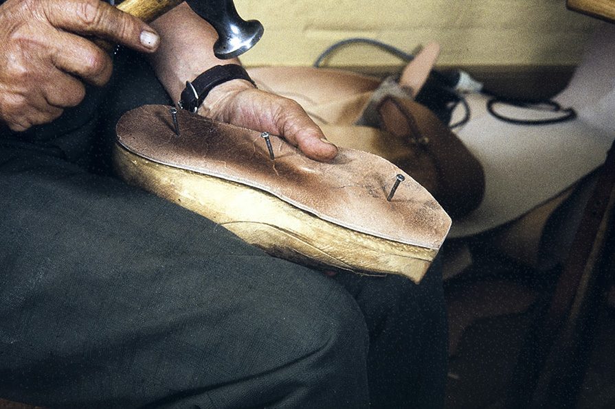 43_2282_113_netti The insole is nailed to the last, 1982. Photo: Kari Jämsén / KUHMU