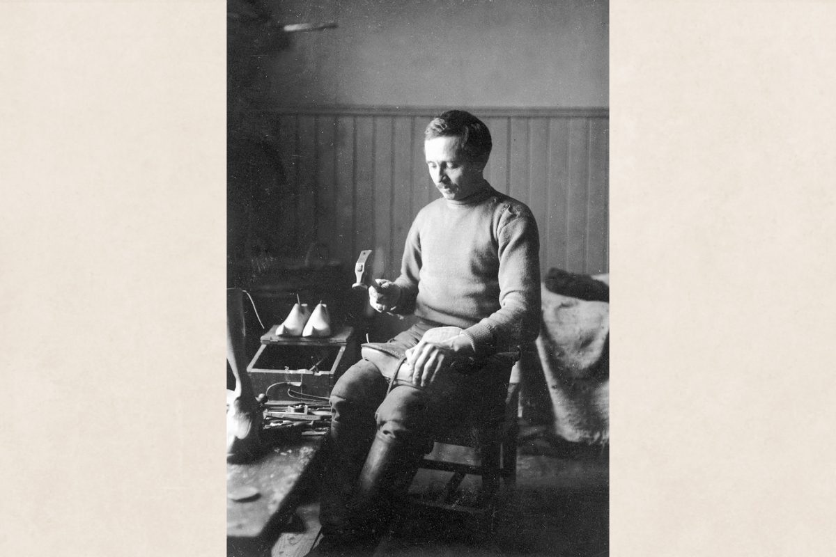 4492,2_valmis Сапожник Юхо Тийликайнен за работой в местечке Кейхясниеми под Рийставеси, 1922 год. Снимок: Лаури Карттунен / КУХМУ