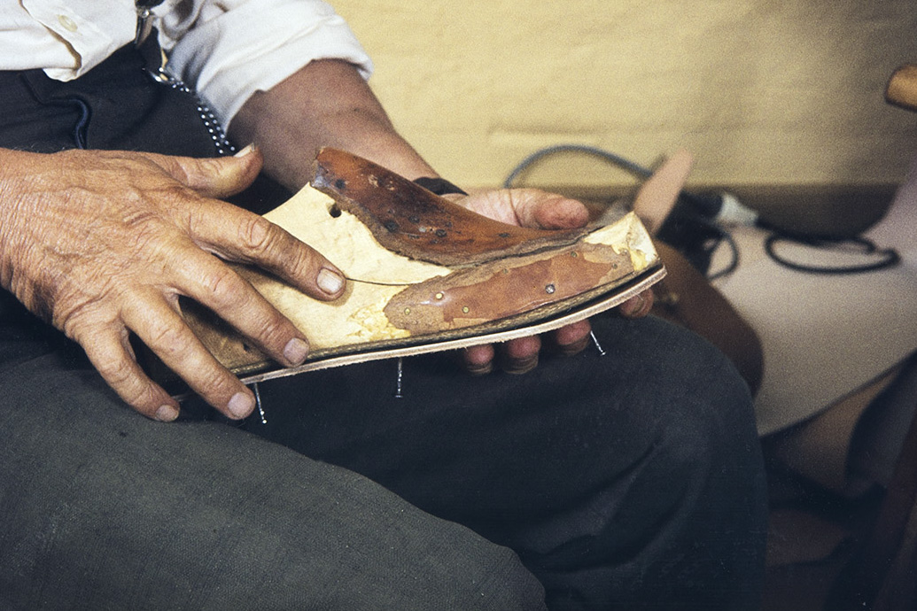 44_2282_112_valmis_netti The insole was attached to the last, 1982. Photo: Kari Jämsén / KUHMU
