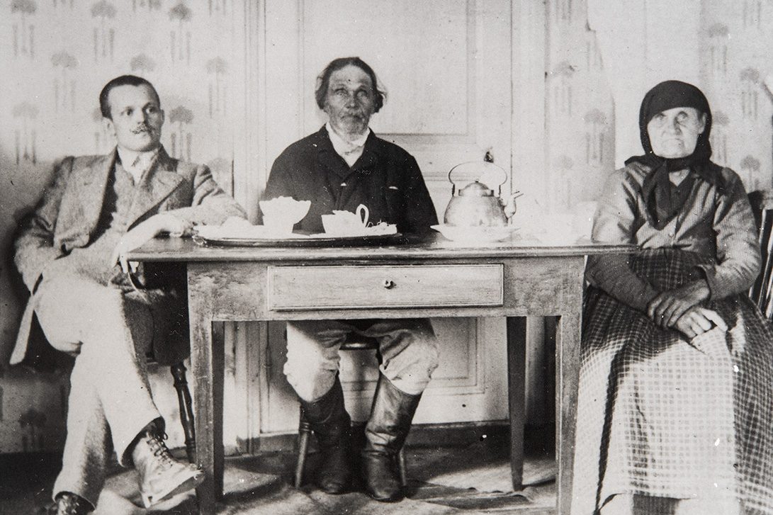 4502_004_valmis_netti From right: Maija-Stiina Kekäläinen, Petter Kekäläinen and Aatu Julkunen at the coffee table in Muuruvesi, 1915-1920. Photo: KUHMU