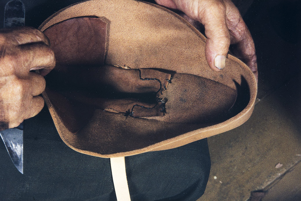 45_2282_114_valmis_netti Сапог расправляется для установки на колодку, 1982 г. Снимок: Кари Ямсен / КУХМУ