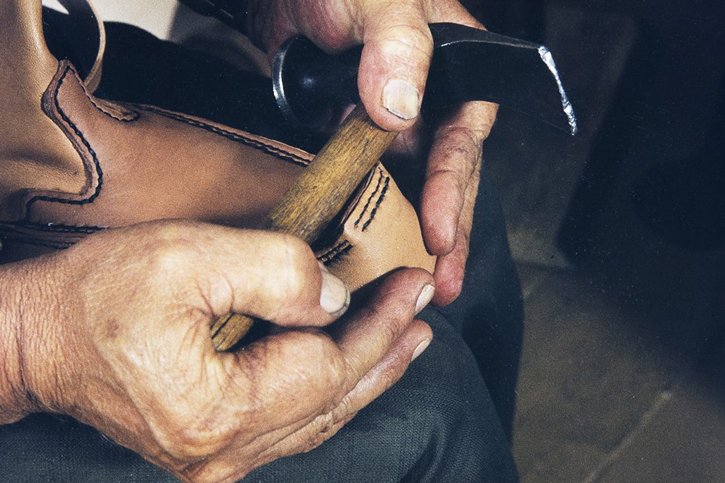 48_2282_120_valmis_netti A hammer can be used to help putting the shoe on the shoe last, 1982. Photo: Kari Jämsén / KUHMU
