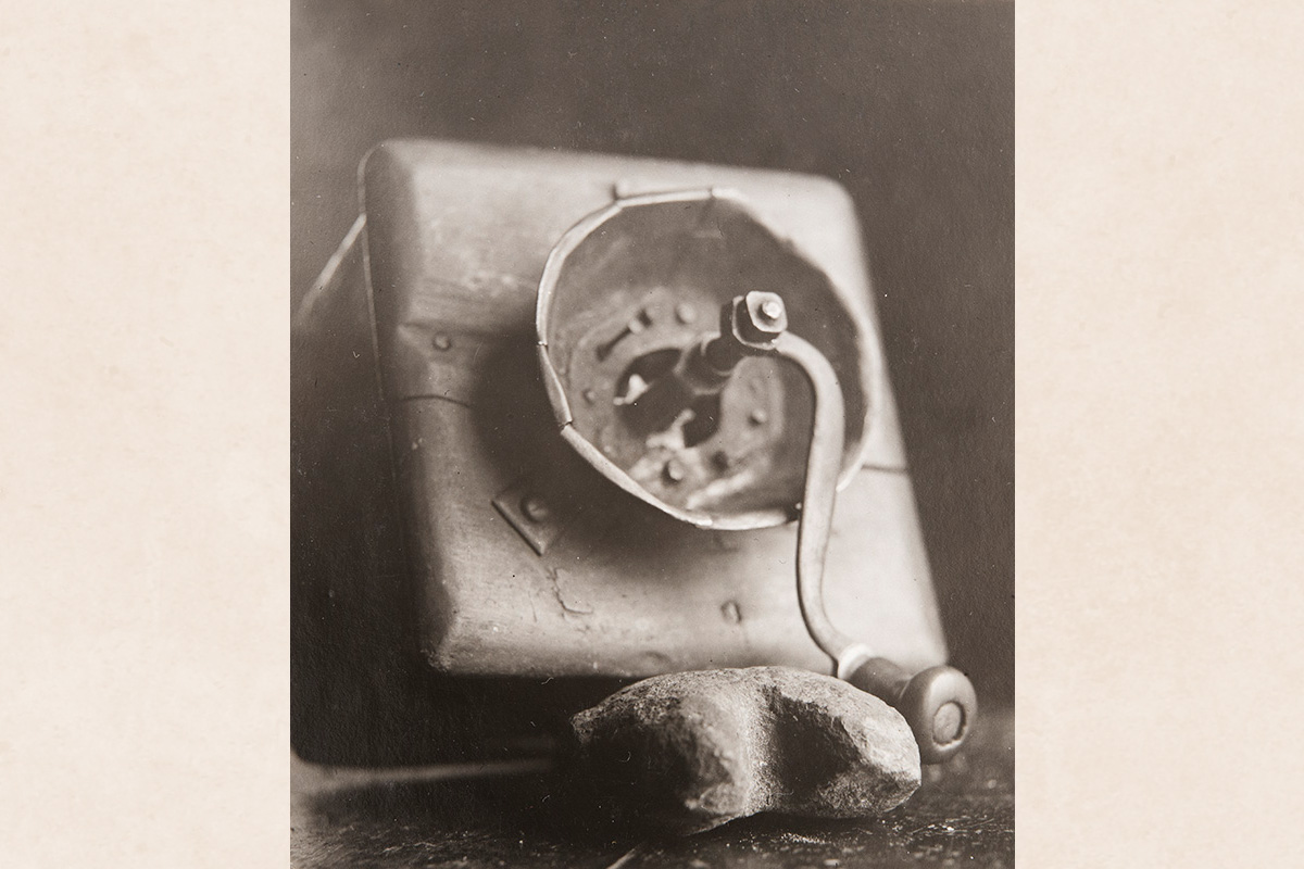 49_355_Valmis_netti Shoemaker Roopi Mykkänen’s coffee grinder in Karsikkomäki, Pielävesi, 1926-1928. It is made by a village blacksmith. Photo: Ahti Rytkönen / KUHMU