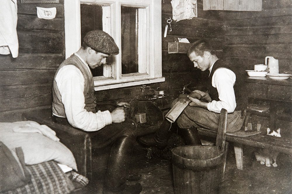 49_471_valmis Сапожник за работой в доме Калапуров Маанинка под Туовиланлахти, 1926-1928. Снимок: Ахти Рюткёнен / КУХМУ