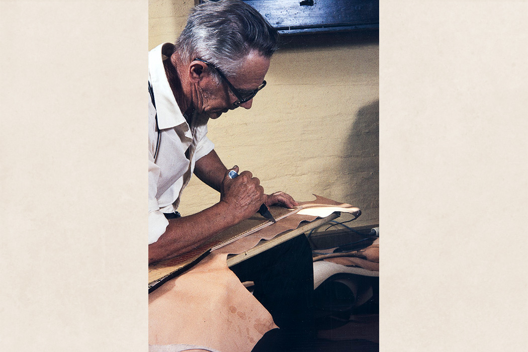 4_2282_031_valmis Shoemaker Vihtori Heikkinen cuts the handle of a folded shaft Finnish boot blade, 1982. Swivel blade Finnish boots have had various names throughout Finland. Photo: Kari Jämsén / KUHMU