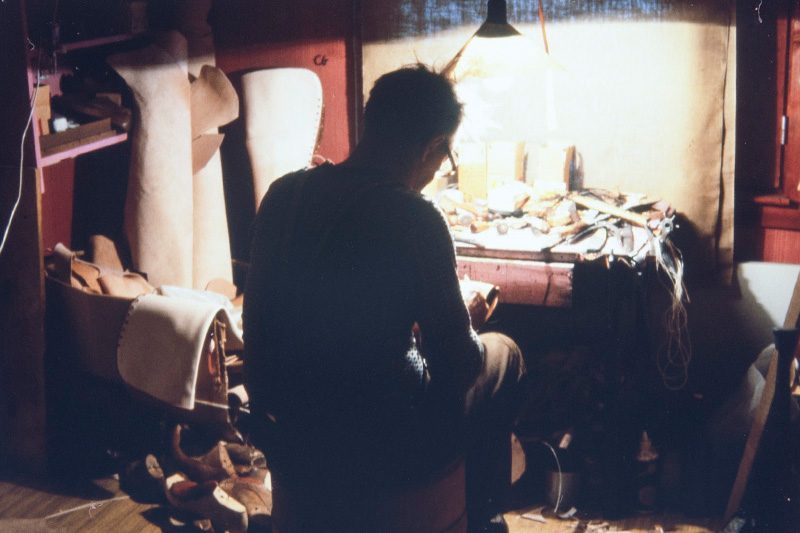 5000_0003_valmis Shoemaker Vihtori Heikkinen inherited his shoemaker skills from his father. He made the first shoes for himself at the age of 11 by following the work of his father from the side. In the photo, Vihtori Heikkinen, 1978. Photo: Juha Miettinen / KUHMU