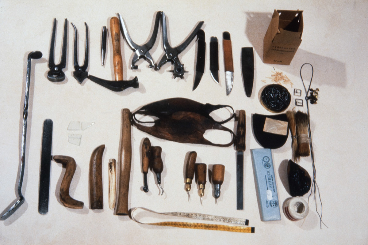 5000_0005_valmis Shoemaking tools used by Shoemaker Vihtori Heikkinen in 1978. Photo: Juha Miettinen / KUHMU