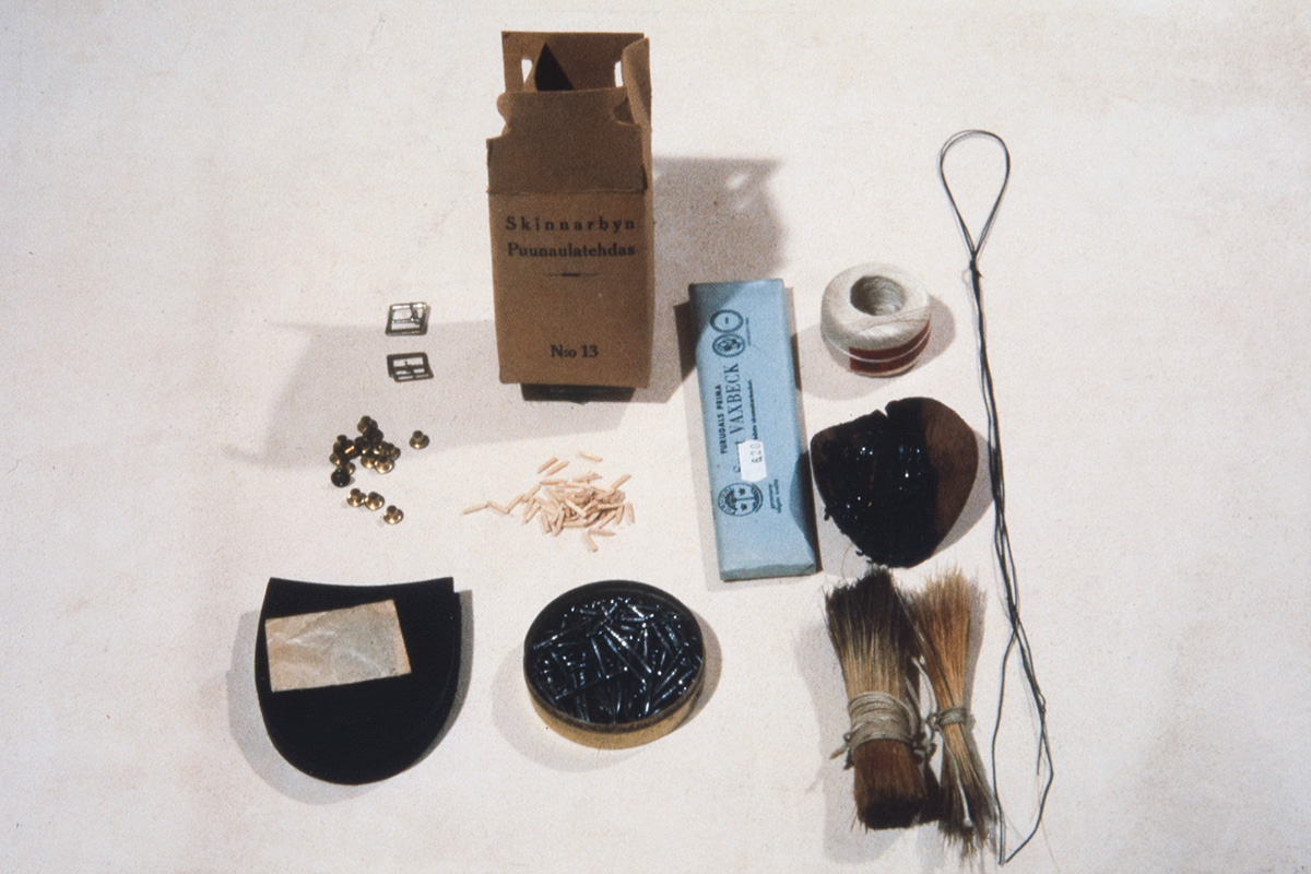 5000_0007_valmis Shoemaker’s tools: Copper rivets, buckles, wooden and iron nails, heel, boar bristles, flax yarn, pitch thread and pitching pad, 1978. Photo: Juha Miettinen / KUHMU