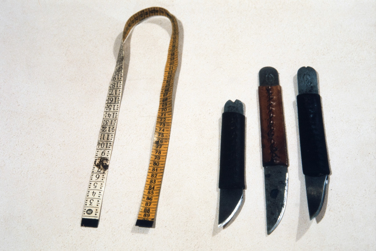 5000_0008_valmis Shoemaker’s tape measures and knives, 1978. Photo: Juha Miettinen / KUHMU
