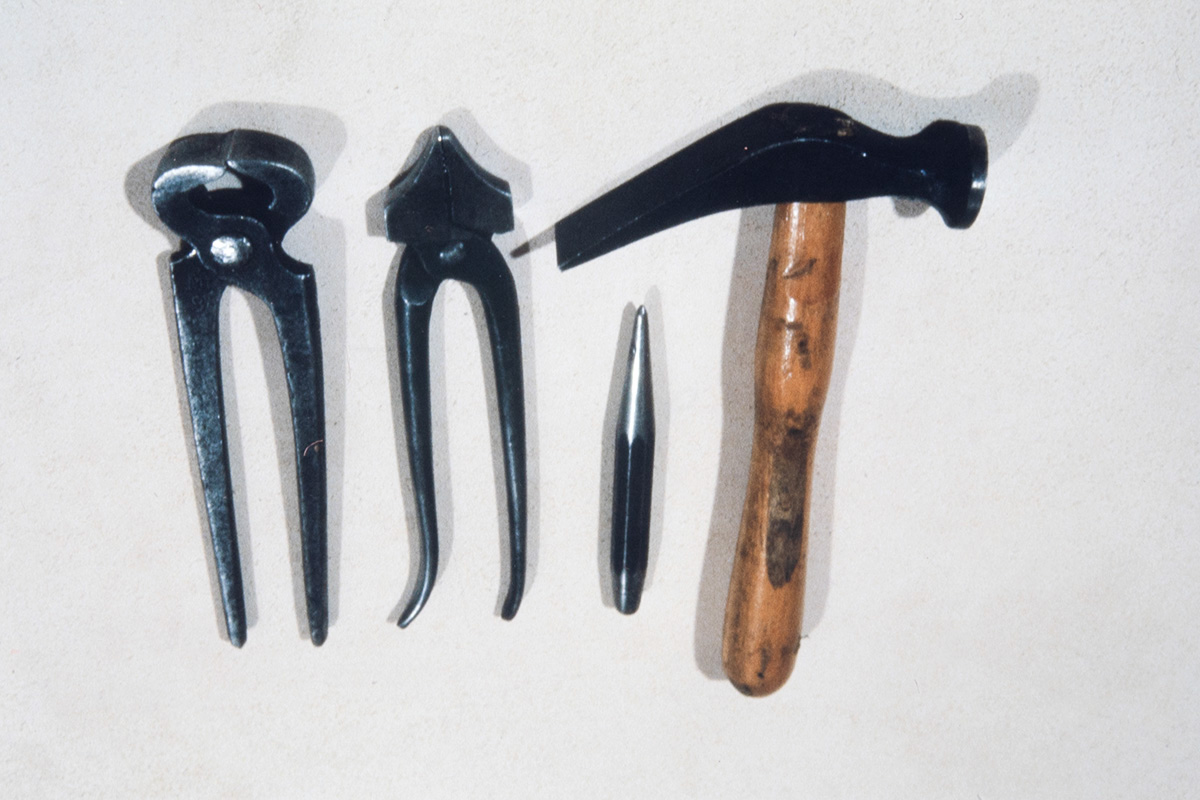 5000_0010_valmis Pliers, hole punch and hammer, 1978. Photo: Juha Miettinen / KUHMU