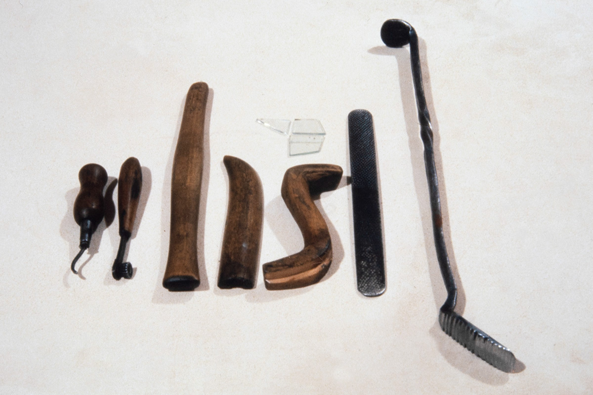 5000_0011_valmis Stitching awl, a tool for leather decoration, various wooden pieces for sewing and stroking, pieces of glass for finishing and two different rasps, 1978. Photo: Juha Miettinen / KUHMU