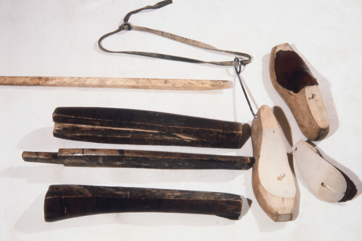 5000_0012_valmis Last hook, lasts and various tools made of wood in 1978. Photo: Juha Miettinen / KUHMU