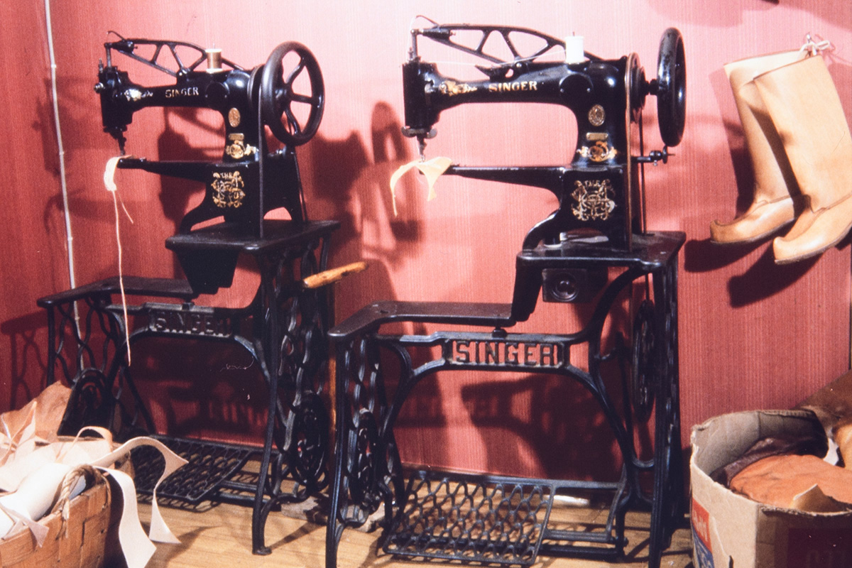 5000_0013_valmis Shoemaker Vihtori Heikkinen's shoemaker’s sewing machine, 1978. Photo: Juha Miettinen / KUHMU