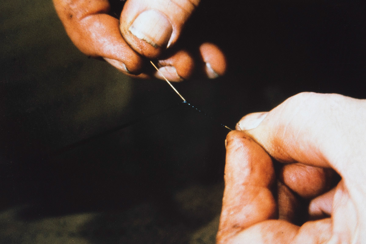 5000_0023_netti Attaching the bristle to the pitch thread, 1978. Photo: Juha Miettinen / KUHMU
