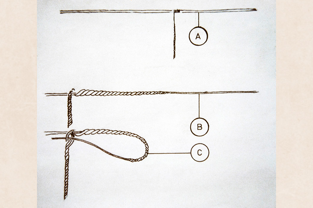 5000_0026_netti Here’s another illustration of attaching the bristle: The twist is started around 5 cm from the tip of the bristle and ends near the base of the bristle. At the point where the twisting ends, the thread is opened with a straight awl and the bristle is threaded through the loop that is made. Photo: Juha Miettinen / KUHMU
