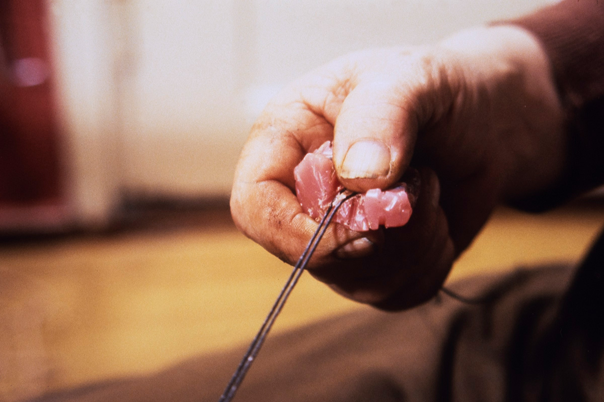 5000_0027_nettiin The pitch thread is treated with stearin. Treated thread slips better during sewing and stearin prevents pitch getting into the leather, 1978. Photo: Juha Miettinen / KUHMU