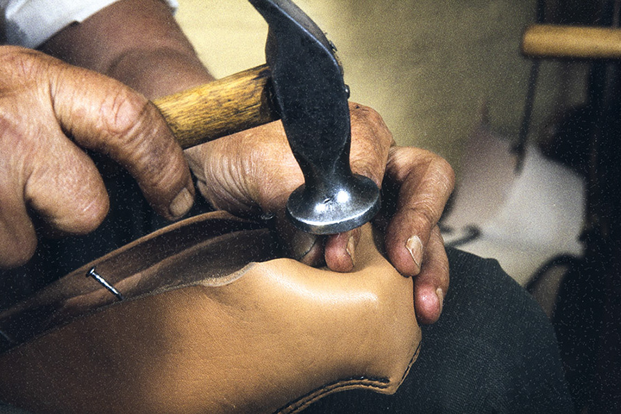 50_2282_124_netti Finnish boots attaching to the last starts, 1982. Photo: Kari Jämsén / KUHMU