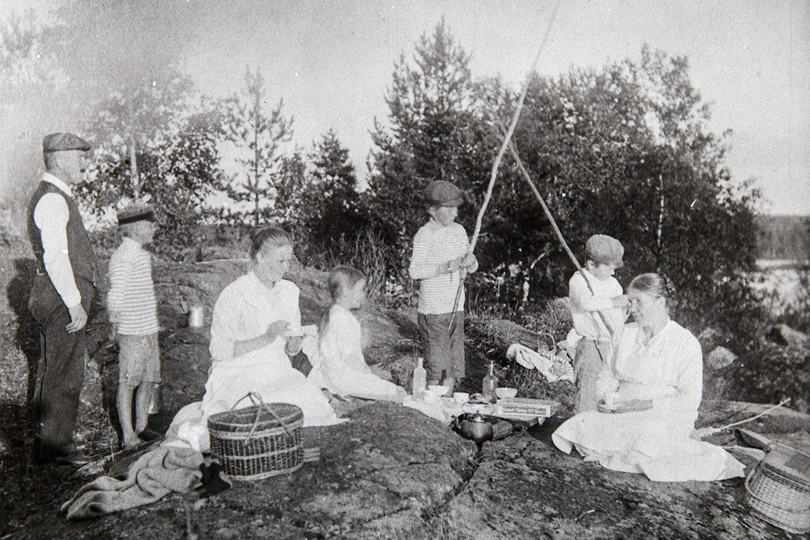 5219_020_Valmis_netti Coffee break on the beach, 1918-1924. Photo: KUHMU