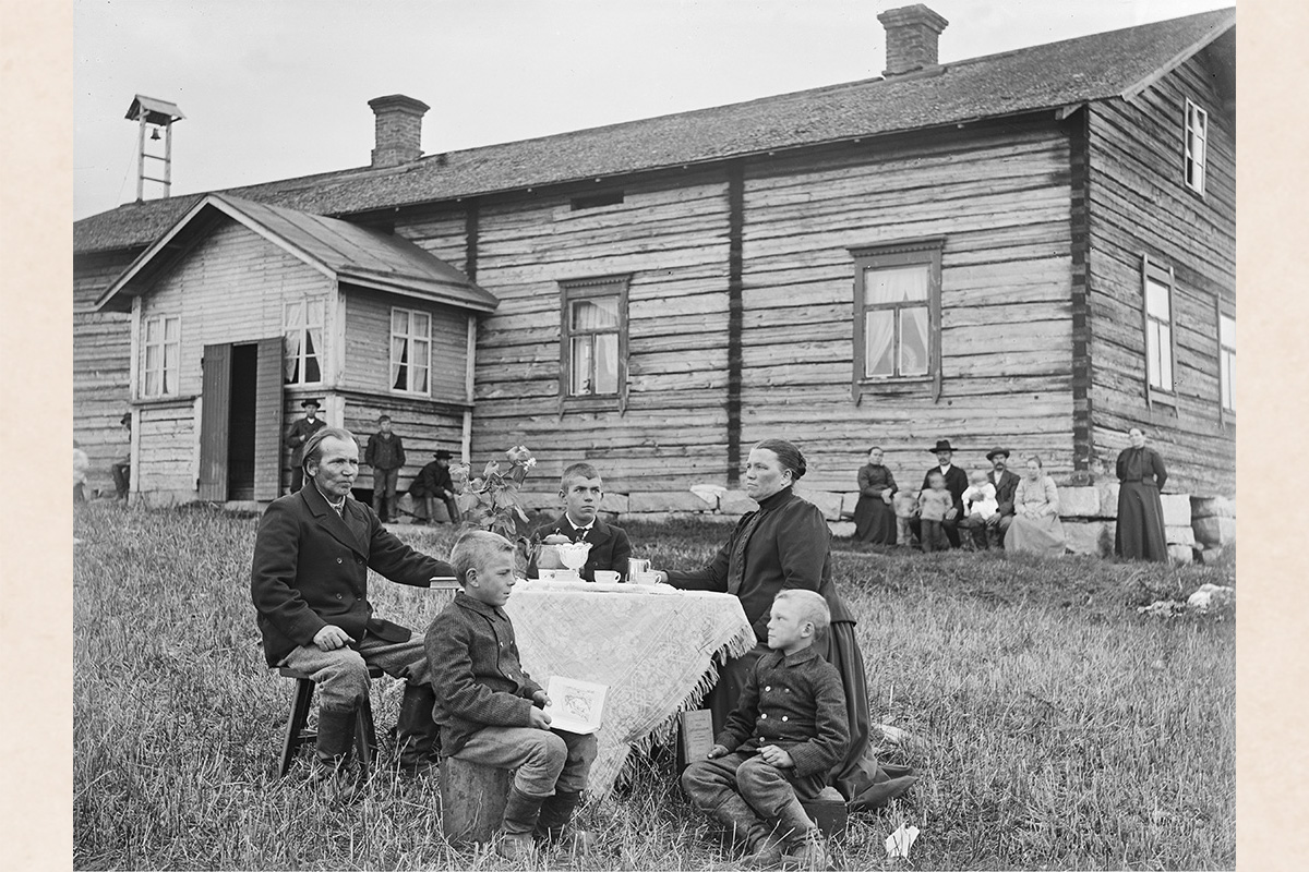 5305_025_VALMIS_netti Drinking coffee, 1890-1905. Photo: Kustaa Kaunonen / KUHMU