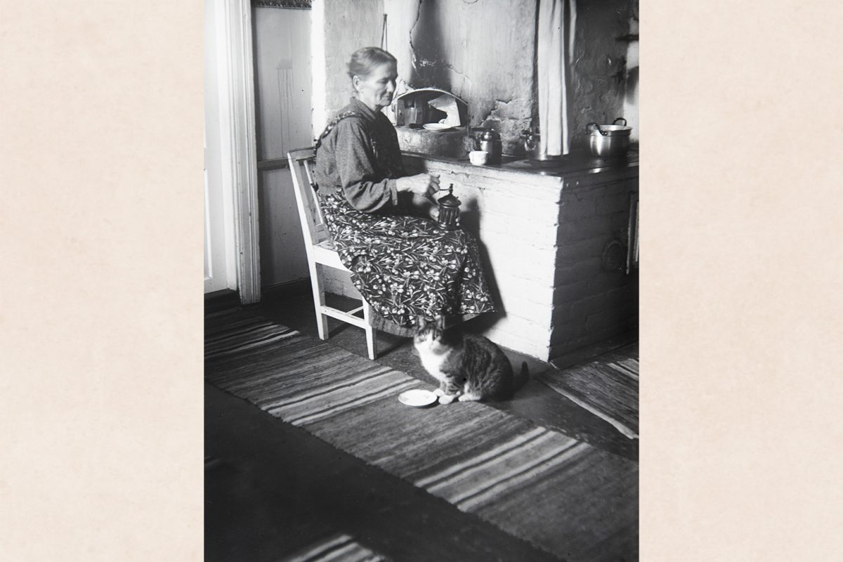 5305_049_VALMIS_netti Grinding coffee, 1910-1929. Photo: Kustaa Kaunonen / KUHMU