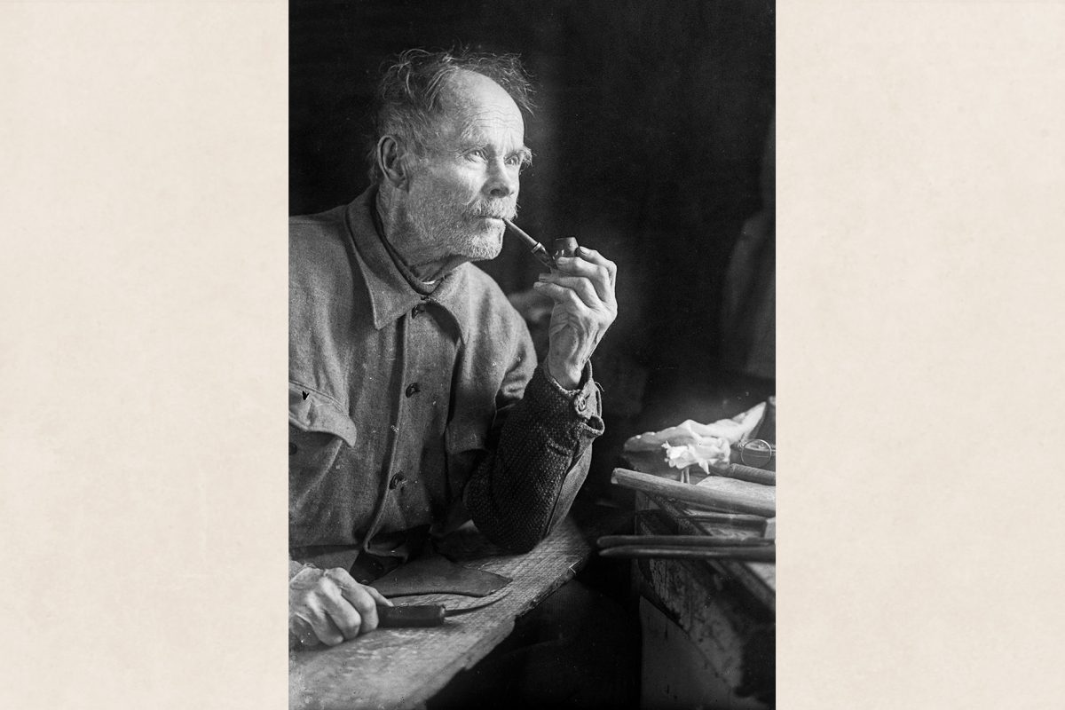 5365_54_valmis Shoemaker Kalle Pitkänen on his 70th birthday, 1939. Kalle Pitkänen was a famous shoemaker, poet and activist in the labor movement. Photo: Otto Airaksinen / KUHMU