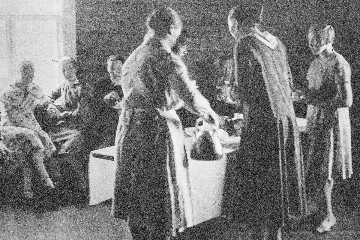 5569_003_valmis_netti Wedding coffees photographed on a postcard. Photo: KUHMU