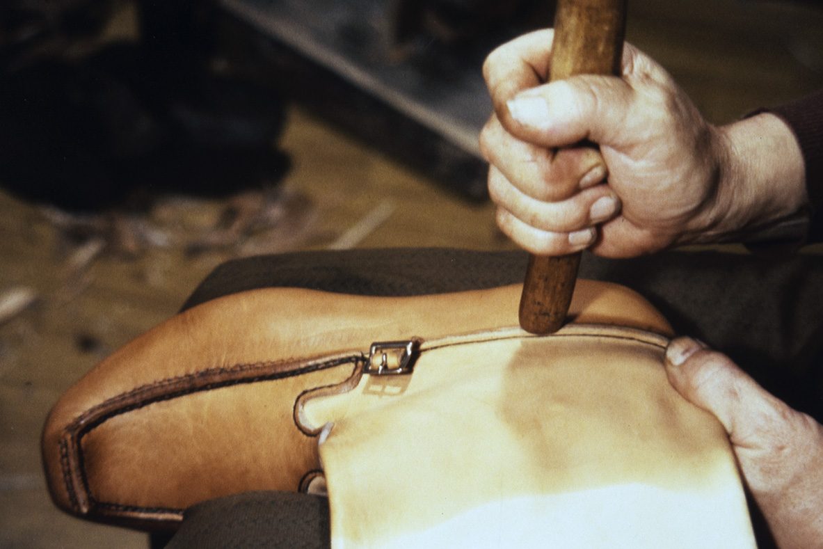 56_5000_0075_valmis_netti Leather can also be smoothed with ironing blocks,1978. Photo: Juha Miettinen / KUHMU