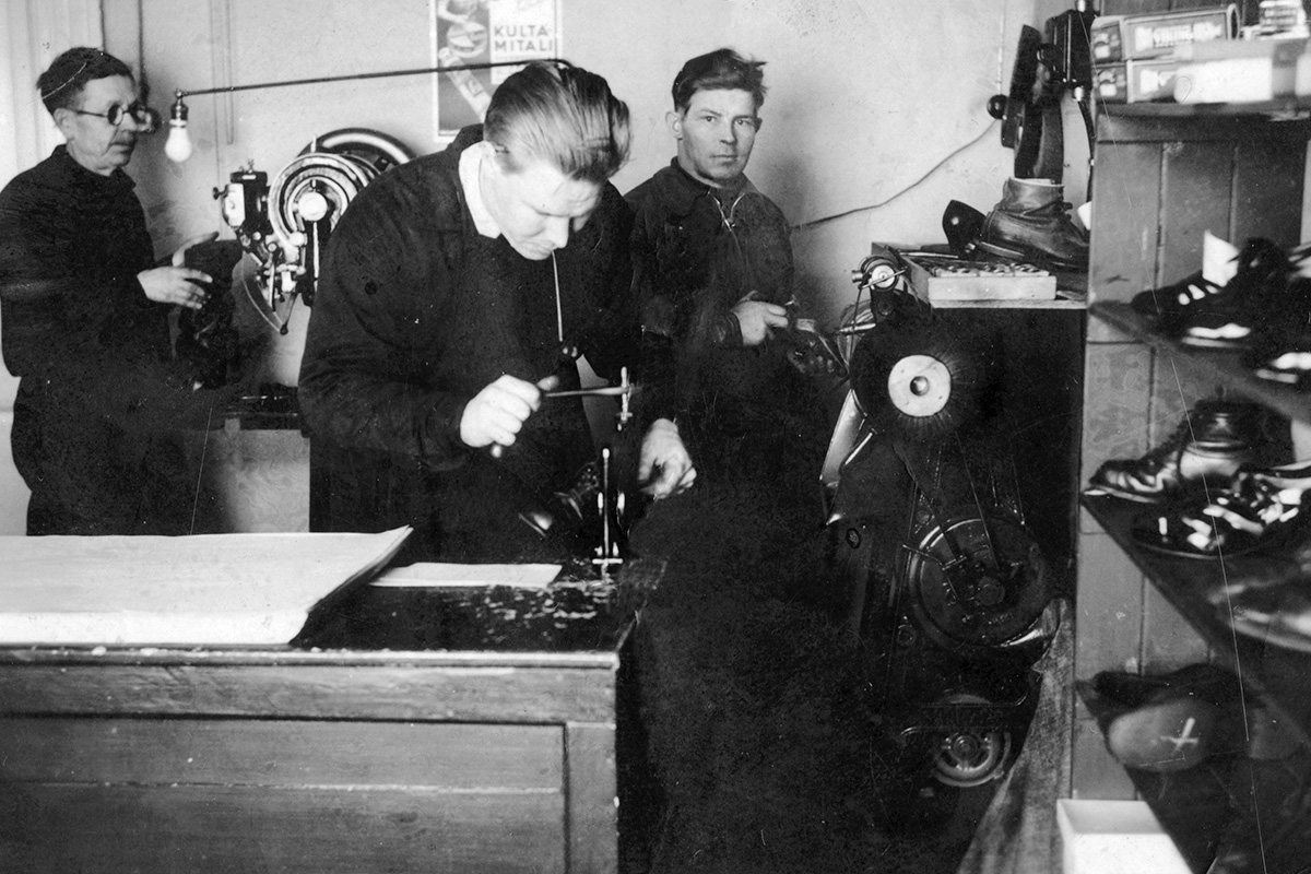 5711,99_valmis Korhonen’s shoe shop on the corner of Kauppakatu and Savonkatu. In the photo: Jussi Pirskanen, a shoemaker from Itkonniemi at work, 1938. Photo: KUHMU