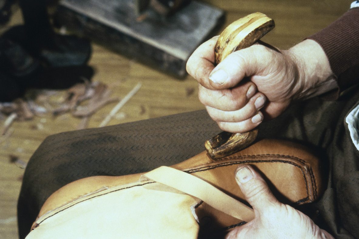 57_5000_0076_valmis_netti A shoemaker’s mitt can also be used for smoothing, 1978. Photo: Juha Miettinen / KUHMU