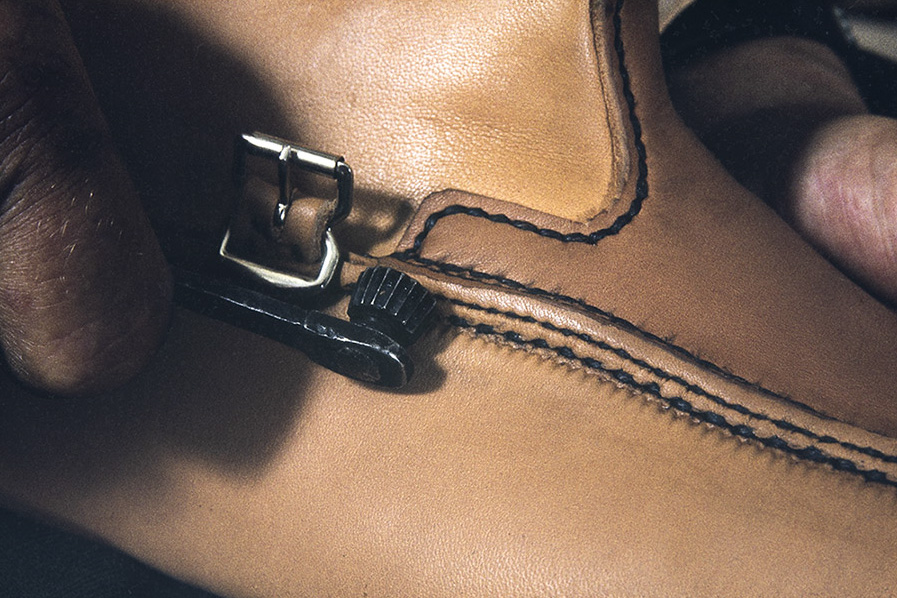 58_2282_199_netti Every shoemaker has a little bit of his own way of making shoes. The leather can be patterned at this stage or just after the sole is made. However, the use of patterned iron requires moist leather, 1982. Photo: Kari Jämsén / KUHMU