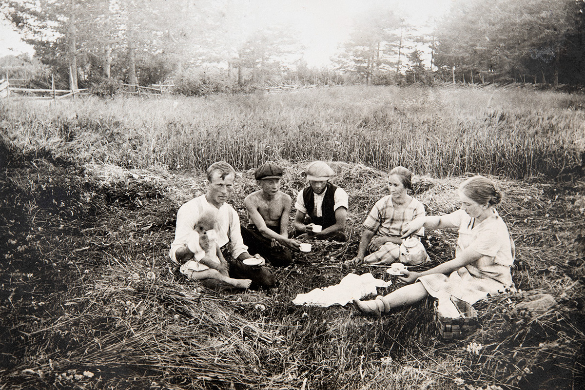 5975_803_valmis_netti Taking a coffee break from haymaking work, 1920-1935. Photo: KUHMU