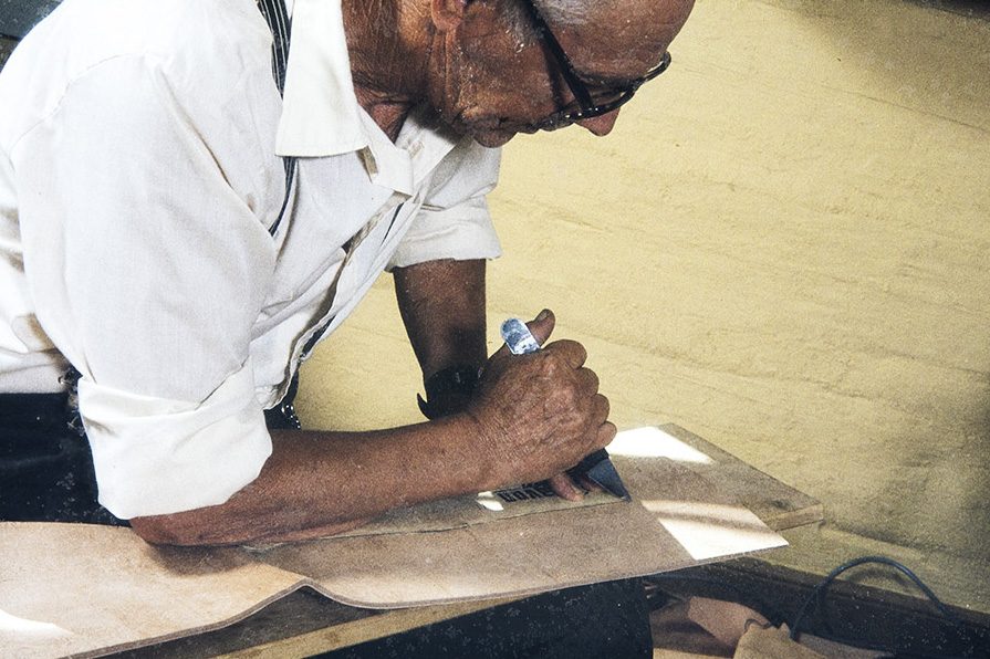 5_2282_032_netti Before cutting the leather, the pattern was marked on the leather, 1982. Photo: Kari Jämsén / KUHMU