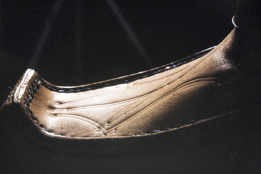 60_2282_202_netti Finished pattern on the cover (vamp), 1982. Photo: Kari Jämsén / KUHMU