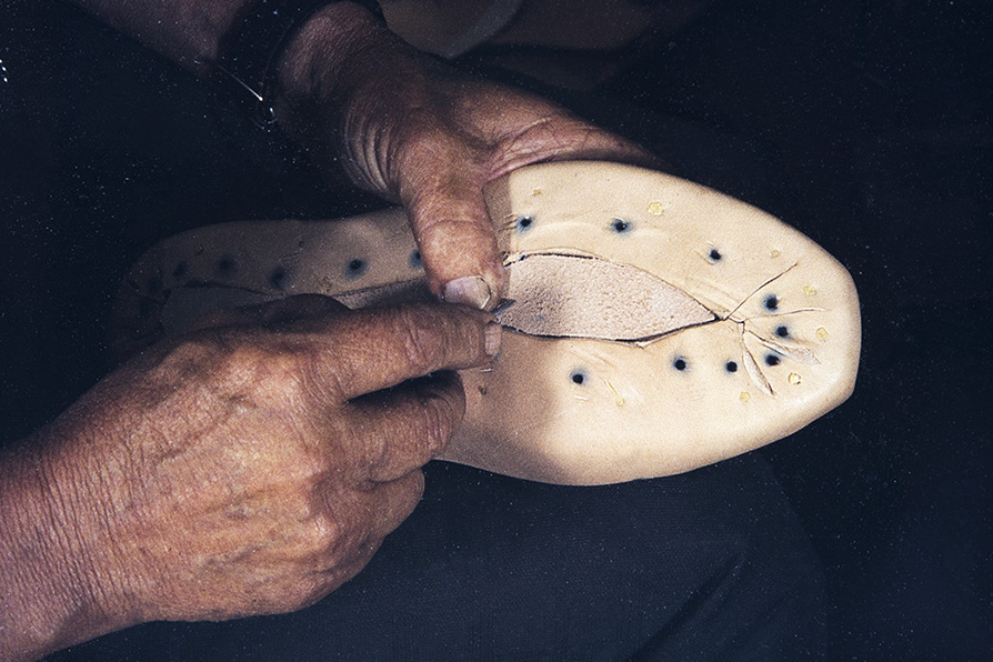 63_2282_139_valmis_netti Выравнивающая прокладка крепится на подошву, 1982 г. Если заказчик хотел, чтобы сапоги скрипели, то сапожник мог вложить кусочет бересты или осиновую щепку. Скрип обуви считался признаком достатка. Как добиться скрипа – знали только профессиональные сапожники. Снимок: Кари Ямсен / КУХМУ