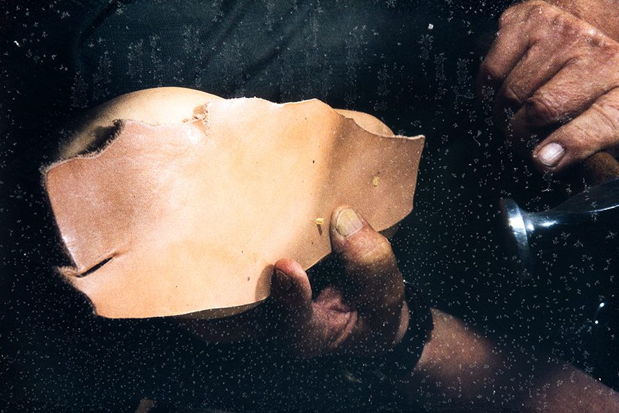 64_2282_142 The midsole is fixed with a few wooden nails, 1982. Photo: Kari Jämsén / KUHMU