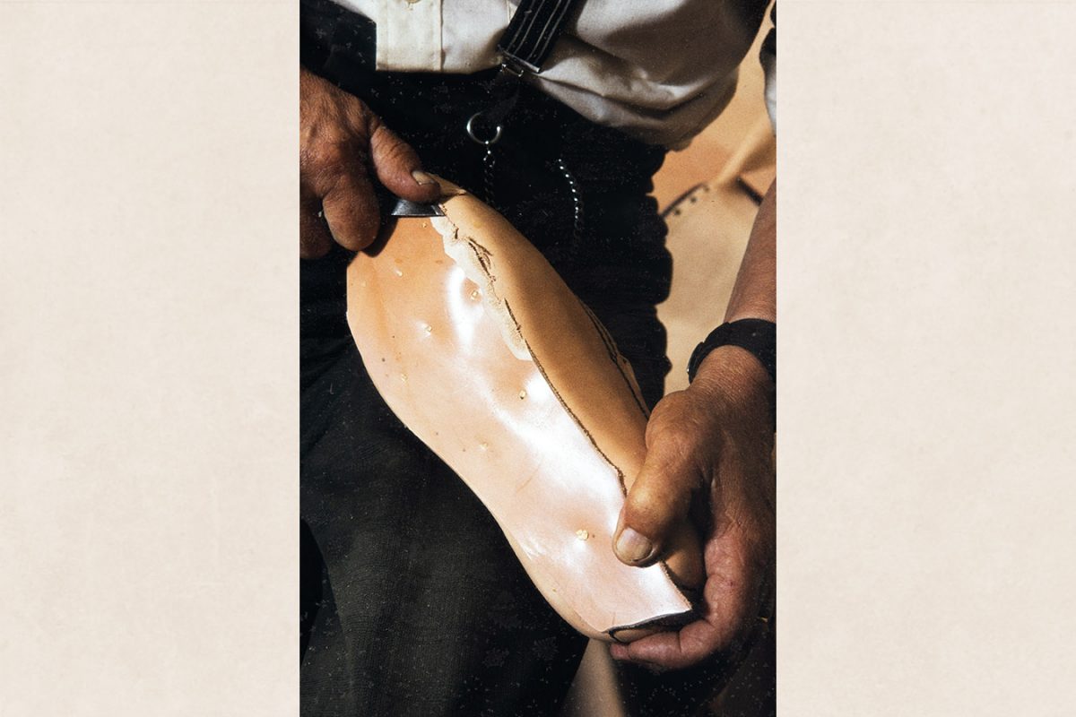 65_2282_145 Välipohja leikataan oikeankokoiseksi ja reunat ohennetaan v. 1982. Kuva: Kari Jämsén / KUHMU