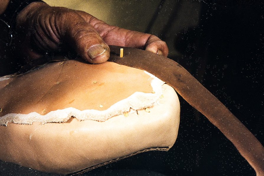 66_2282_148 Next, the wedge (wreath) is attached with wooden nails, 1982. Photo: Kari Jämsén / KUHMU