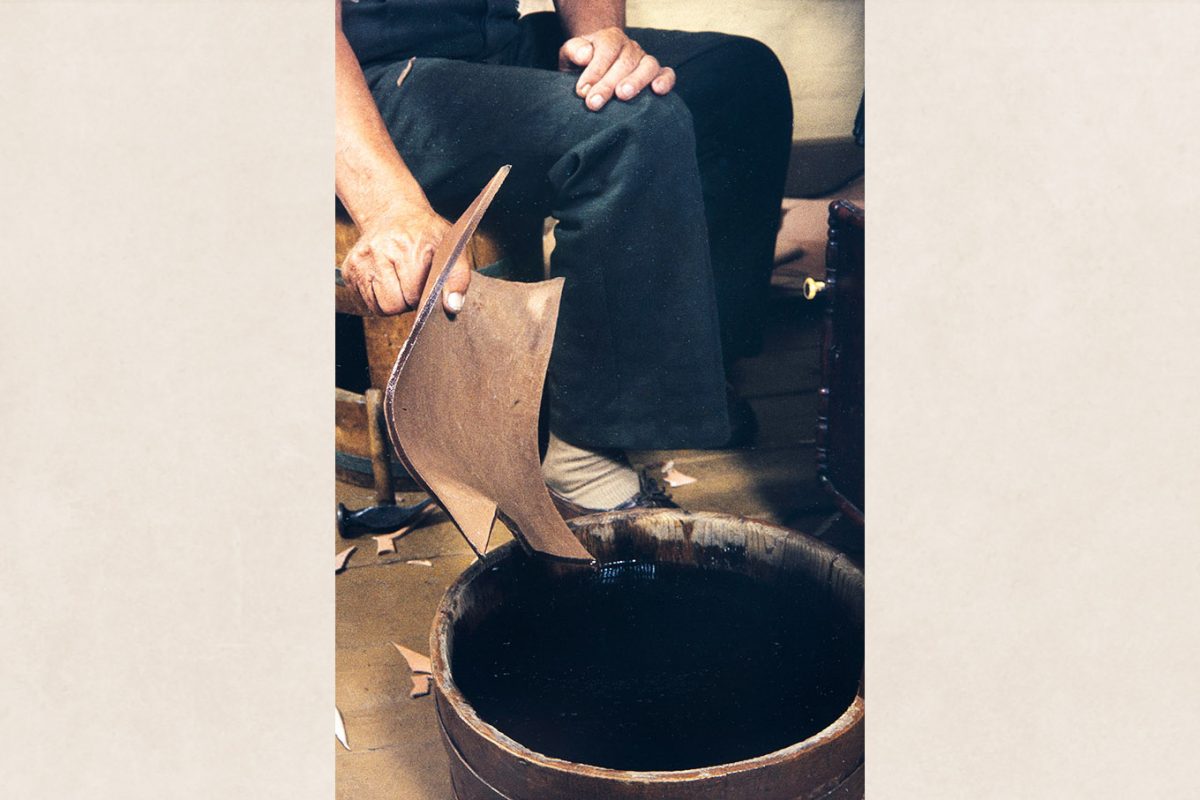 67_2282_150_valmis The base leather is soaked, 1982. Photo: Kari Jämsén / KUHMU