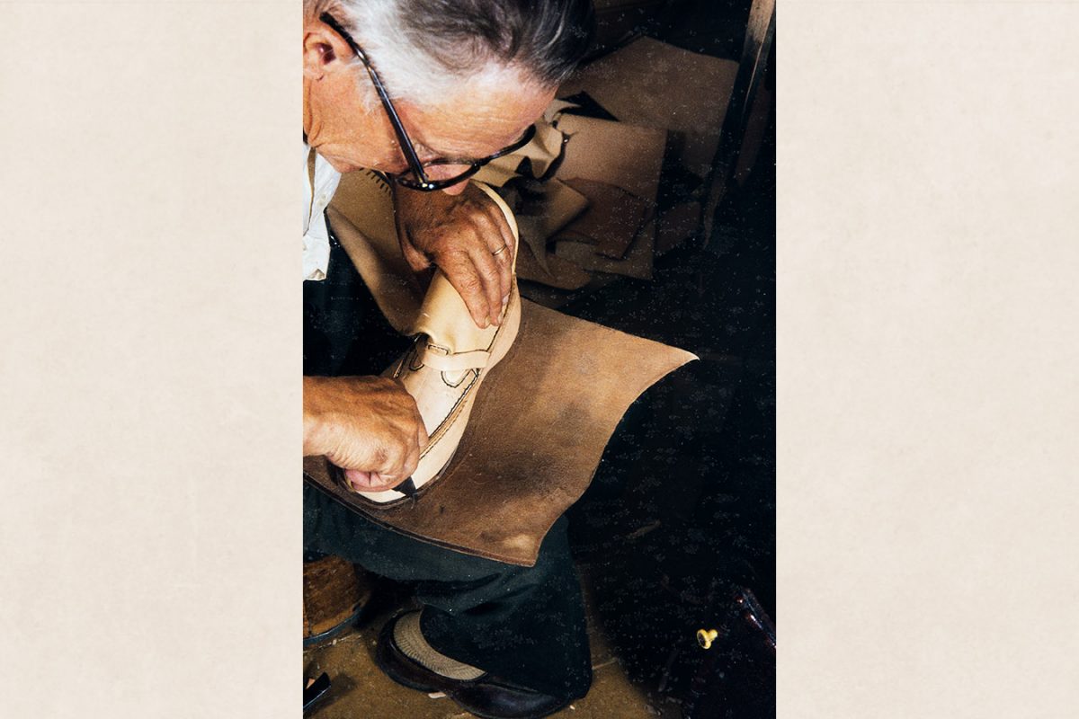68_2282_152 The sole is sketched using a shoe as a model, 1982. Photo: Kari Jämsén / KUHMU