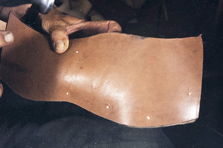 69_2282_154_valmis_netti The base leather is fastened with wooden nails, 1982. Photo: Kari Jämsén / KUHMU