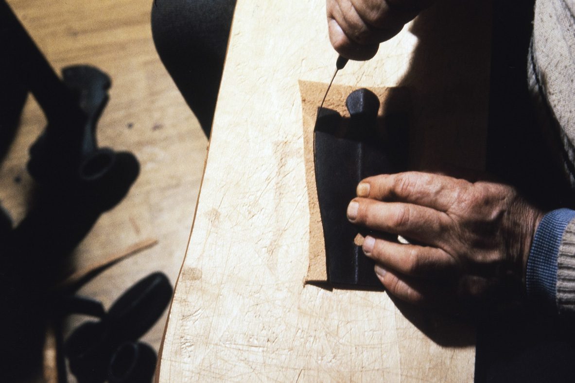 6_5000_0033_valmis_netti Cutting the cover (vamp), 1978. Photo: Juha Miettinen / KUHMU