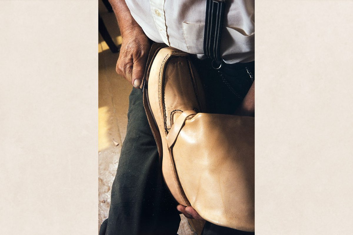 70_2282_191_valmis The sole is cut along the wedge (wreath), after which another base leather is attached. It is carved to the same shape, 1982. Photo: Kari Jämsén / KUHMU