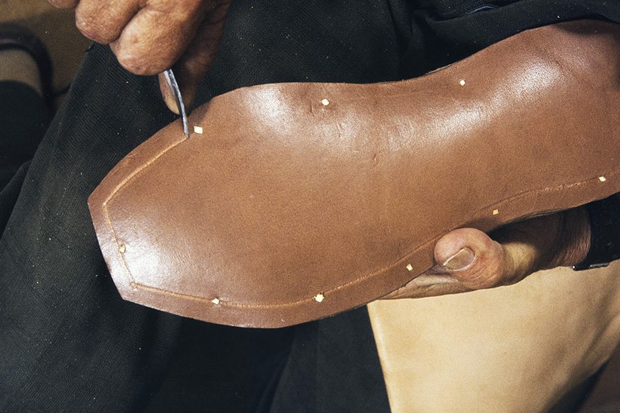 71_2282_155_valmis_netti The base is marked for the row of wooden nails, 1982. Photo: Kari Jämsén / KUHMU