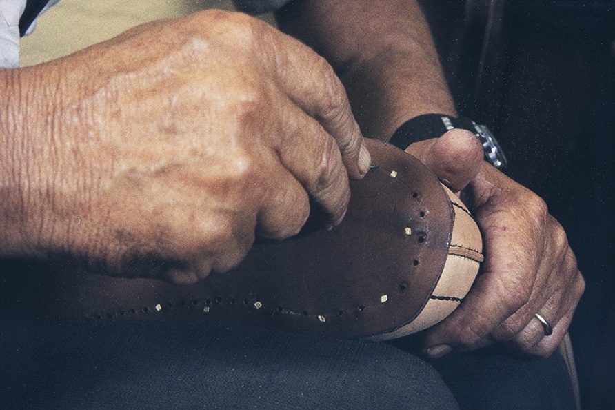 73_2282_157_valmis_netti В подошве шилом прокалываются отверстия под гвоздики, 1982 г. Снимок: Кари Ямсен / КУХМУ