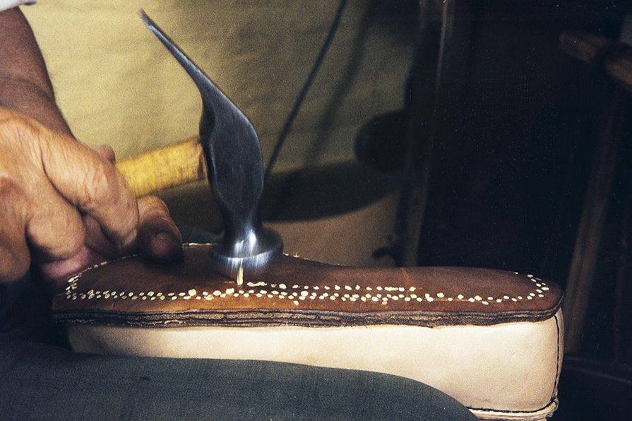 74_2282_160_valmis_netti Подошва закрепляется деревянными гвоздиками, 1982 г. Снимок: Кари Ямсен / КУХМУ