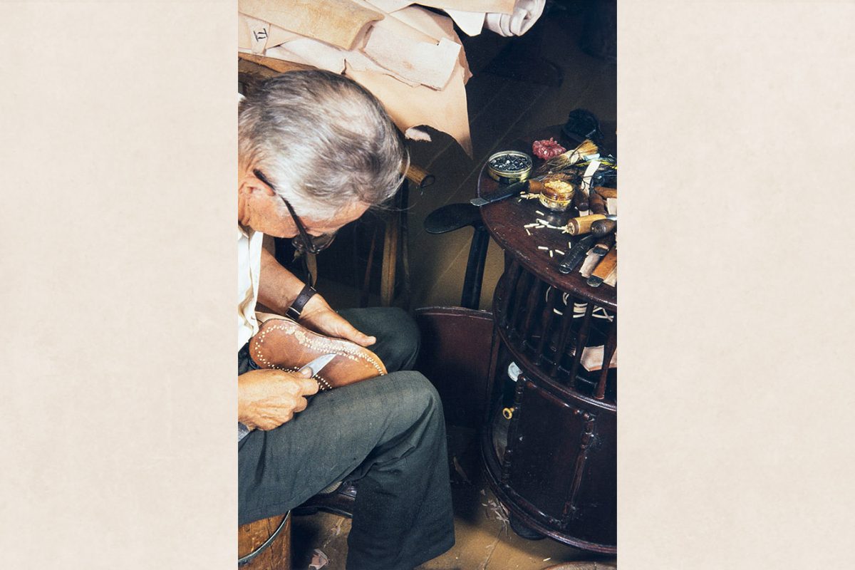 76_2282_165_valmis Головки деревянных гвоздиков подравниваются, 1982 г. Снимок: Кари Ямсен / КУХМУ